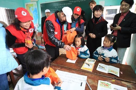 Tặng quà cho các em học sinh...