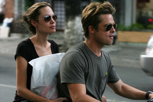 Sau chuyến thăm Campuchia, cặp đôi nổi tiếng thế giới Angelina Jolie và Brad Pitt đã lần đầu tiên đến thăm Việt Nam vào năm 2006. Họ dùng một tên khác để đăng ký phòng tại khách sạn Park Hyatt. (Ảnh: Tuổi trẻ)