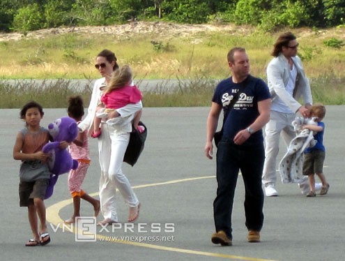 Gia đình Brad Pitt - Angelina Jolie xuống máy bay tại Côn Đảo. (Ảnh: VNE)