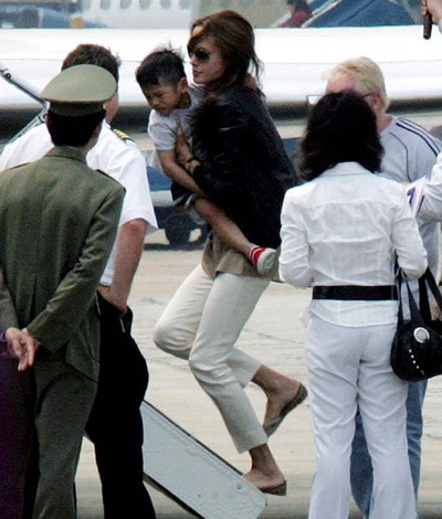 Angelina Jolie đưa Pax Thiên rời Việt Nam, lên máy bay về Mỹ. (Ảnh: 24h)