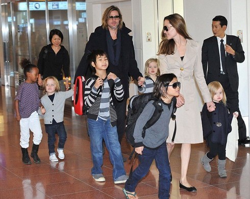 Vào năm 2011, sau khi tới Nhật Bản để quảng bá cho bộ phim Money Ball, cả đại gia đình Brad Pitt và Angelina Jolie đã tới Việt Nam nghỉ ngơi trong vài ngày. (Ảnh: VNE)