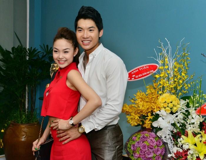 Đây là hình ảnh Minh Hằng đến tham dự tiệc mừng chiến thắng tại Bước nhảy hoàn vũ 2012 của Trương Nam Thành.