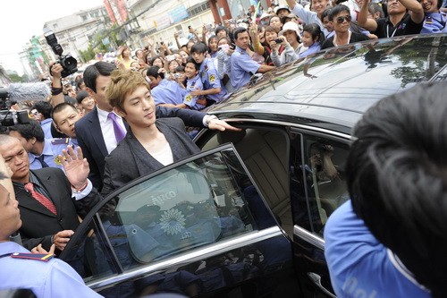 Kim Hyun Joong luôn bị fan vây kín ở Việt Nam. (Ảnh: Lữ Đắc Long)