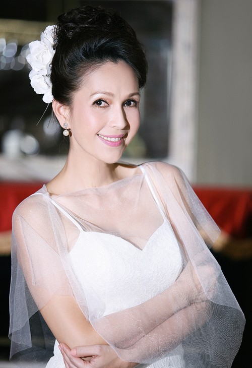 Đây là bộ váy cưới chị sẽ mặc và tham gia trình diễn trong chương trình thời trang mang tên 'Symphony of beauty and fashion' diễn ra tại Hà Nội. (Theo Ngôi sao)