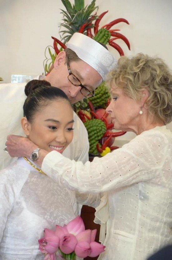 Chú rể người Thụy Điển của Đoan Trang đã cùng mẹ xuống tận Đồng Nai để làm lễ rước dâu, đón Đoan Trang theo đúng phong tục truyền thống của người Việt Nam. (Theo Zing) >>Theo sát Đoan Trang trong ngày đón dâu