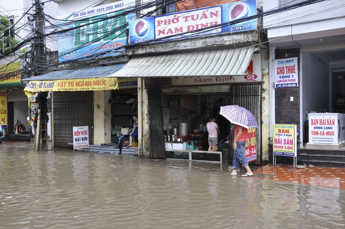 Mọi hoạt động buôn bán gần như đứng nghiêm.