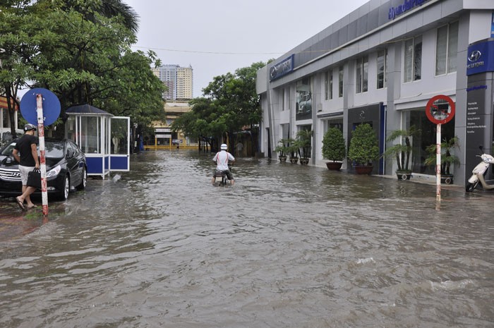 Liều lĩnh đi vào “sông”