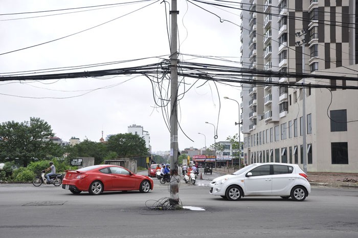 Những cột điện giữa ngã ba đường thế này là nỗi ám ảnh kinh hoàng của những người tham gia giao thông.