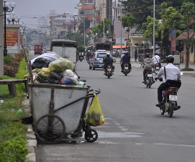 Rác thải tập kết trên lòng đường…