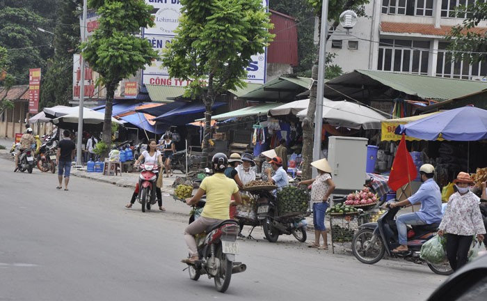 Những xe hàng rong buôn bán ngay trên lòng đường có xu hướng tăng dần…. đang biến con đường trở thành nỗi ám ảnh và gây nguy hiểm cho những ai đi trên con đờng này.