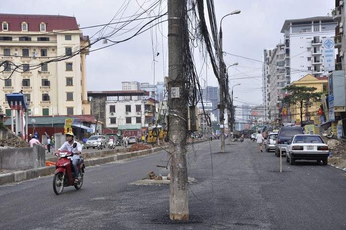 Hàng loạt các cột điện đứng giữa đường rất nguy hiểm..