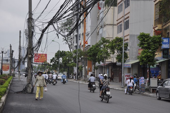 Mặt bằng đường đã được hoàn thiện tương đối nhưng hệ thống cáp, điện vẫn “dậm chân tại chỗ”...