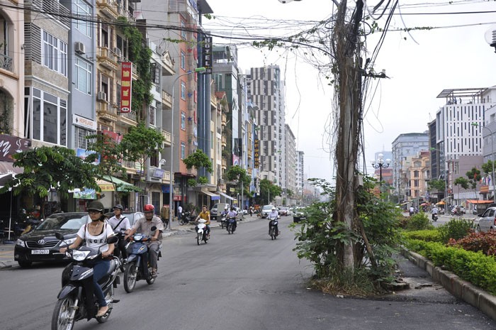 Không biển báo, cũng không có hướng dẫn nào cho người lưu thông qua đây về tình trạng nguy hiểm của hệ thống cáp, điện.