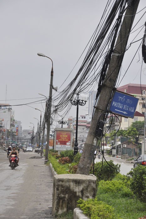 Nhiều cột điện bị nghiêng và có khả năng gẫy đổ ra đường bất cứ khi nào