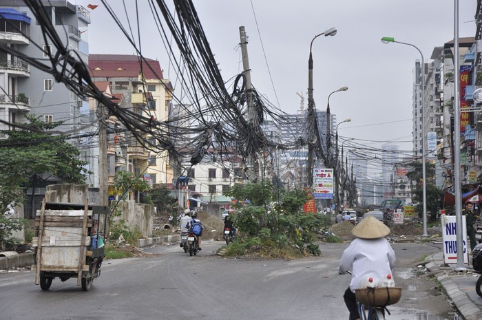 Hệ thống dây cáp, điện phủ kín cả không gian đường Trung Kính khiến con đường này trở nên nhếch nhác, chật chội