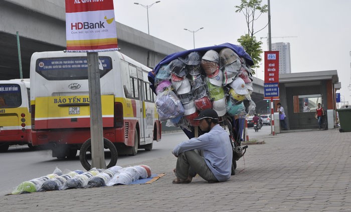 Chiếm dụng vỉa hè để buôn bán.