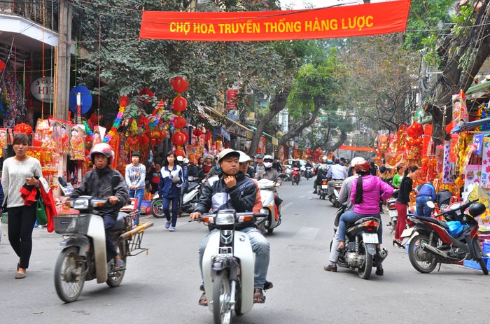 Từ 23 tháng chạp (12 âm lịch) chợ bắt đầu họp và càng gần Tết thì càng đông. Vào những ngày này, người dân từ khắp các vùng trồng hoa lại mang đào, quất và đủ các chủng loại hoa Tết về họp chợ.