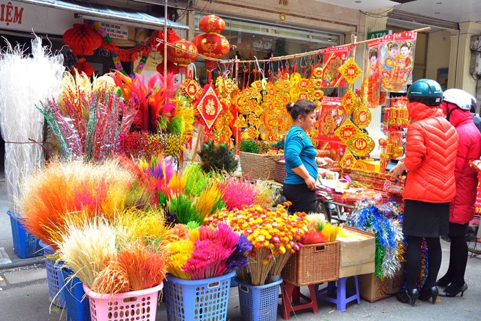 Năm nay, chợ họp sớm hơn mọi năm nhưng mặt hàng chính lại không phải là quất, đào mà là những gian hàng hoa nhựa, đồ trang trí…