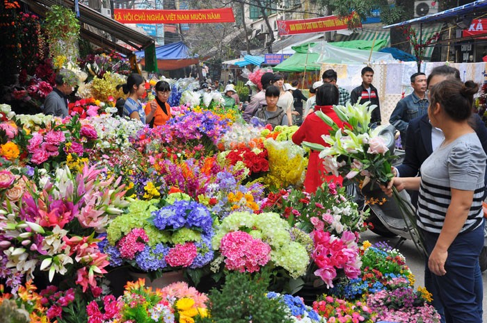 Những quầy hoa nhựa, hoa vải lung linh