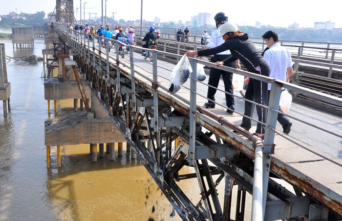 Cả túi bóng và tàn tro được thả hẳn xuống sông Hồng