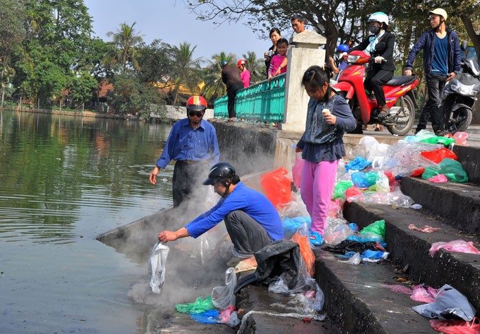 Túi bóng, bụi tàn tro bay bụi mù