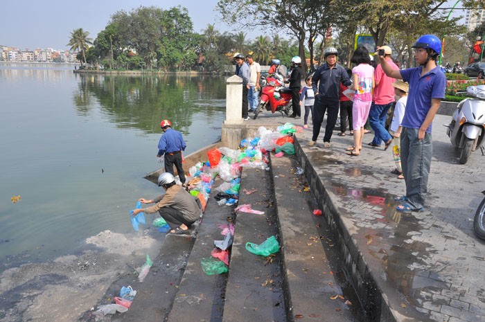 Túi ni lông được vứt lại sau khi mọi người thả cá xuống hồ