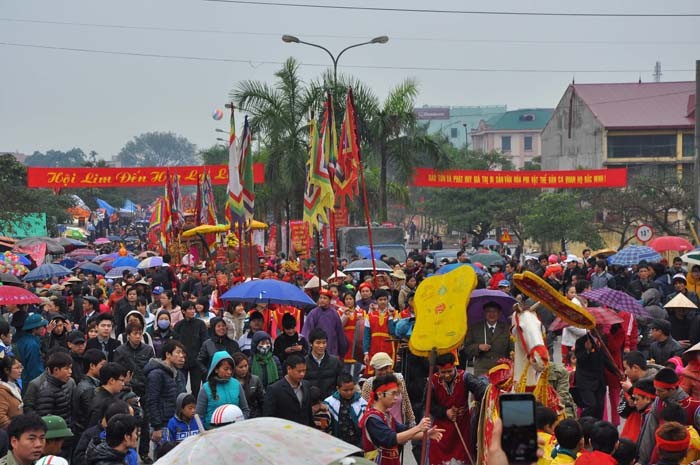 Hơn 8h, con đường Tiên Du (thị trấn Lim, Tiên Du, Bắc Ninh) hàng vạn du khách cùng đoàn rước kiệu tiến về trung tâm khu hội Lim.