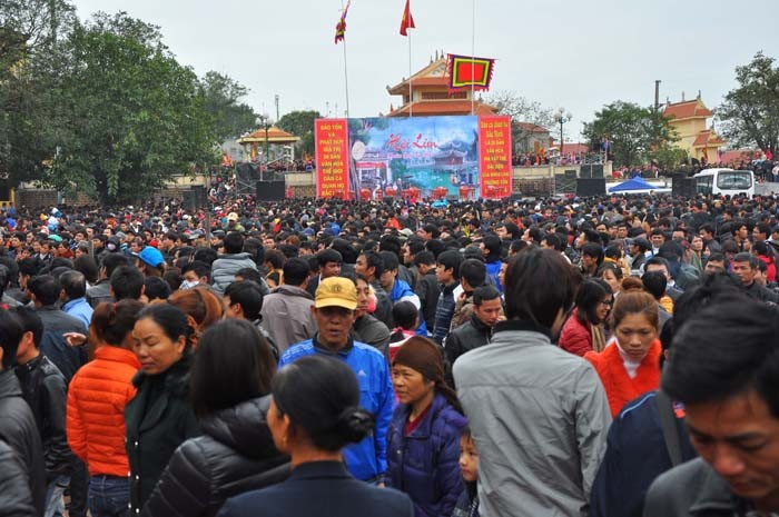 Sân lớn đồi Lim đã đông kín người