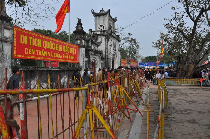 Ban tổ chức cũng đã bố trí nhiều hàng rào sắt để tạo thành những đường lối tránh tình trạng lộn xộn.