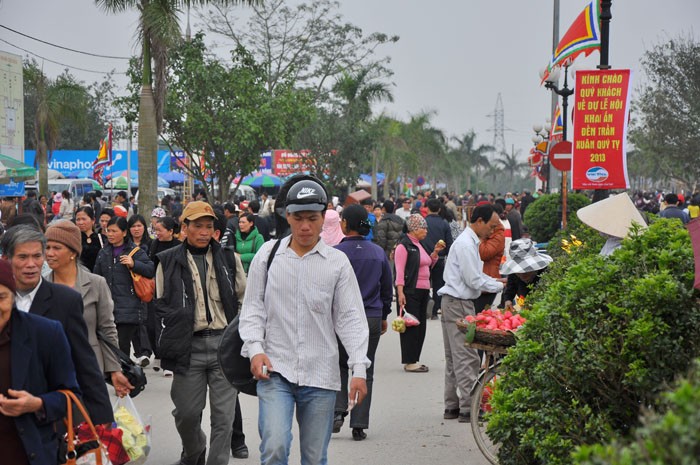 Trên các tuyến đường phía ngoài đền Trần dòng người khách thập phương đổ về mỗi lúc một đông.