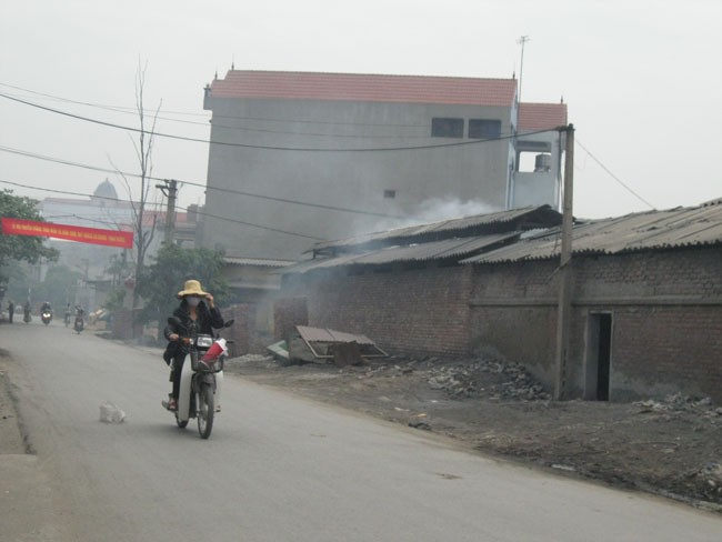 Không khí ở làng Mẫn Xá (Văn Môn, Yên phong, Bắc Ninh) hầu như lúc nào cũng đặc quánh khói, bụi nhôm… tỏa ra từ hàng trăm lò đúc nhôm nằm san sát khắp làng.