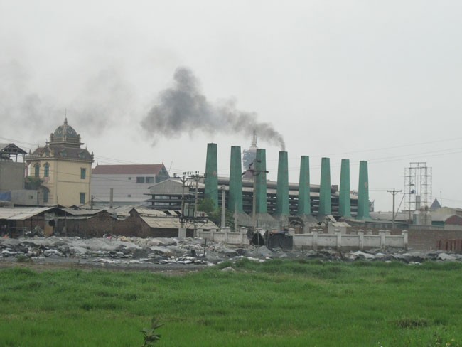Cả xã Văn Môn có khoảng 150 cơ sở nấu đúc nhôm nhưng đến nay cũng mới chỉ có chừng mươi ống khói được xây ở vài doanh nghiệp lớn. Lượng khói bụi còn lại vẫn thoát "tự do"...
