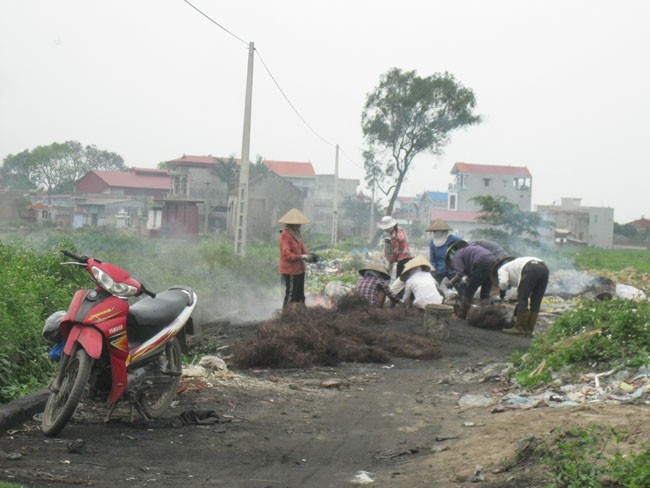 Đi đến đâu cũng thấy mùi hôi tanh từ nhôm, sắt phế liệu, mùi khét lẹt từ những đống thiêu huỷ phế liệu, dây điện… toả ra.