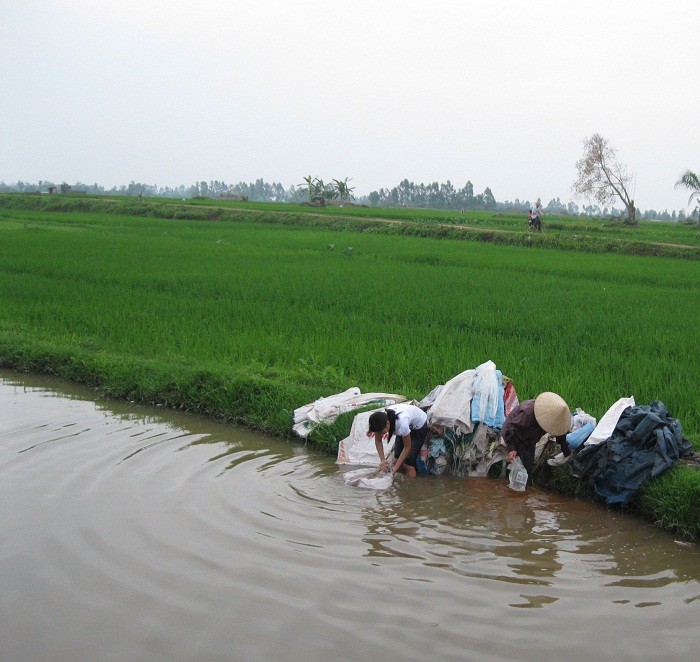 Họ nhặt nilon, giặt rồi phơi mà không hề có găng tay, khẩu trang bảo hộ.