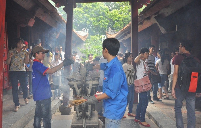 Các bạn thanh niên tình nguyện phải vất vả dập nhang đang cháy