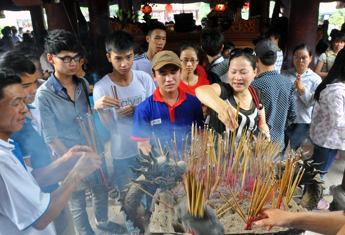 Khói nghi ngút tại khu vực được phép cắm hương