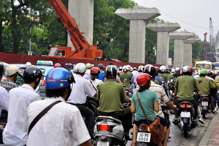 Do công trường đang thi công và mật độ giao thông lại đông khiến các phương tiện lưu thông rất vất vả khi qua đường này.