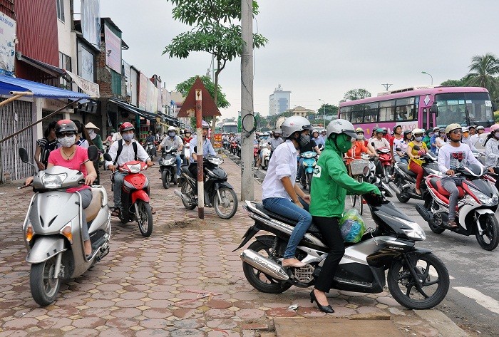 Đoạn qua Kiều Mai (Từ Liêm) các phương tiện phải đi lên cả vỉa hè để tránh ùn tắc.