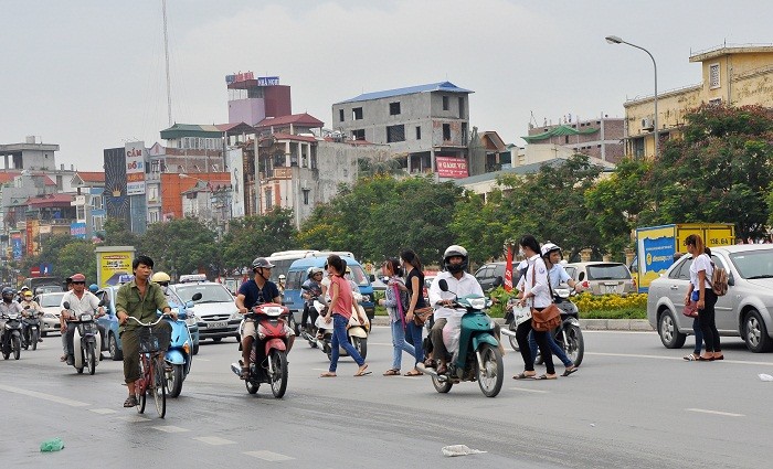 Trước cổng trường Đại học Thương mại các sĩ tử và người nhà tắt sang đường tự do rất nguy hiểm.