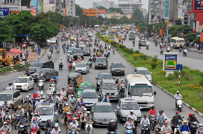 Đường Hồ Tùng Mậu (Cầu Giấy, Hà Nội) các phương tiện đi lại cũng rất vất vả.