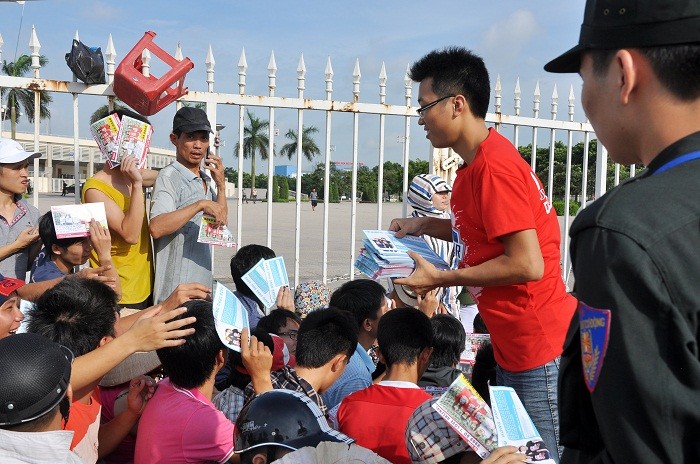 Các dịch vụ ăn theo cũng bủa vây xung quanh người mua vé