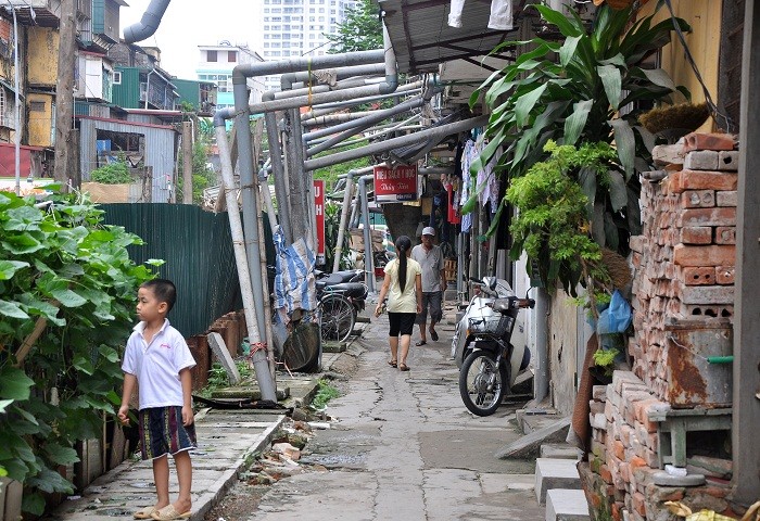 Người dân nơi đây đang phải chịu cảnh sống chung với nước thải và thích nghi dần với mùi hôi thối của nó.