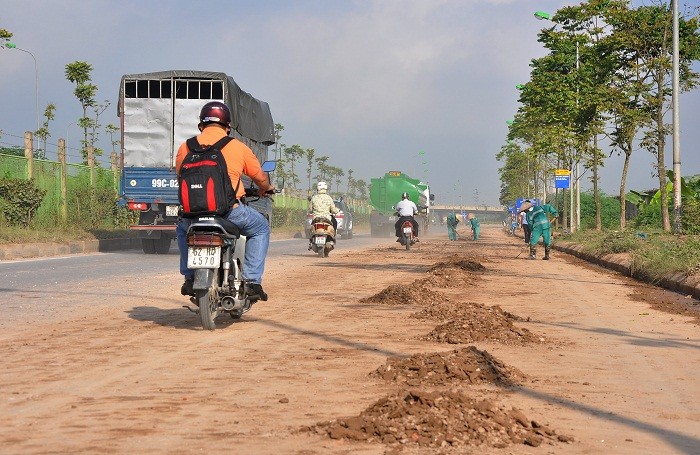 Các phương tiện lưu thông qua đây gặp nhiều khó khăn và rất dễ gây ra tai nạn khi trời mưa.