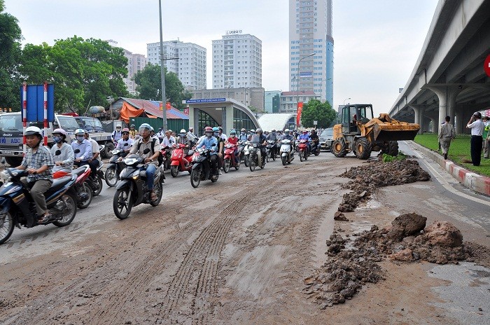 Mới đây, đêm ngày 1/8, trên đường Khuất Duy Tiến cũng xảy ra tình trạng một khối lượng đất bùn bị đổ xuống đường trong đêm khiến giao thông bị ùn ứ lúc trời sáng.