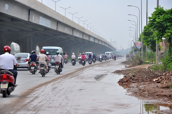 Có nhiều đoạn, bùn đất phủ kín 1/2 lòng đường làm các phương tiện giao thông gặp nhiều khó khăn.