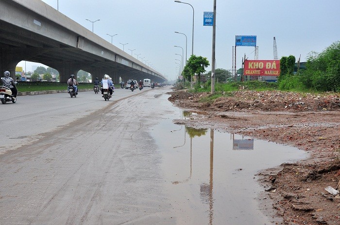 Xe chở vật liệu từ các công trường còn làm nát hết vỉa hè phía trước do xe đi lại nhiều.