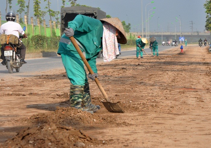 Công nhân môi trường Thành Công hàng ngày phải vất vả thu gom đất vương vãi lại.