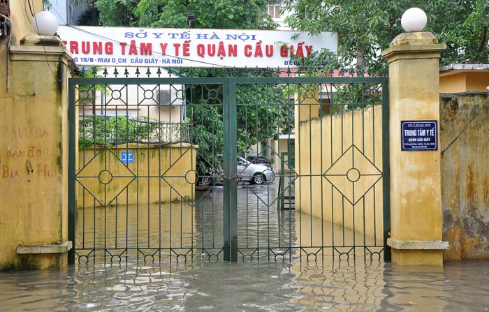 Trung tâm Y tế Cầu Giấy đóng cửa do nước ngập sâu