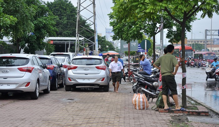 Người vào viện 19.8 phải gửi xe ngay ngoài vỉa hè đường Phạm Hùng với giá 10.000 đồng/ xe.