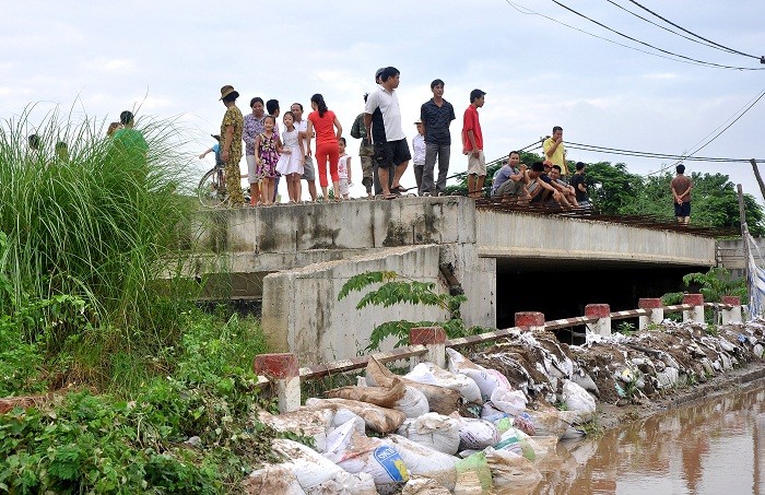 Không khí nhộn nhịp trên cây cầu Ngà đang thi công dở.